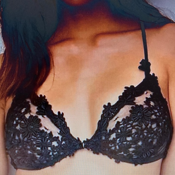 2 Lovely bras - Picture 2 of 16